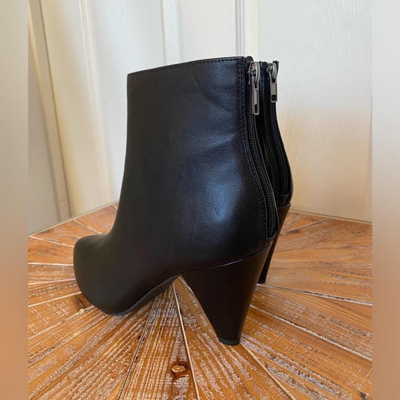 NWT My Delicious Black Faux Leather Pointy Toe Zipper Booties Size 10 - Picture 8 of 11
